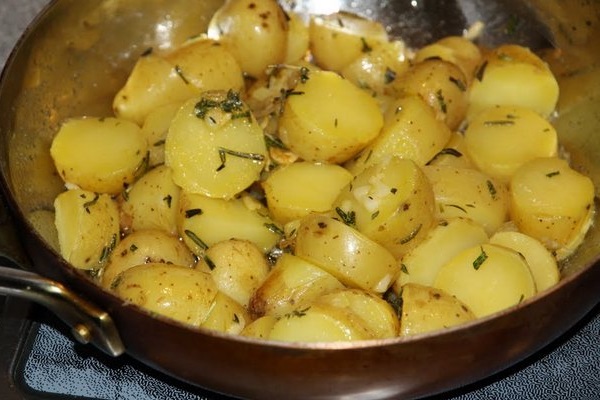 Жаренный картофель столового сорта Адрета на сковородке