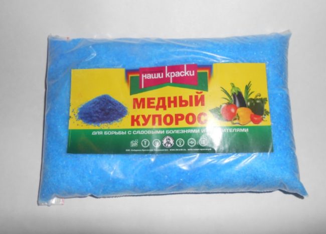 Полиэтиленовый пакет с синими кристаллами медного купороса для садовых нужд
