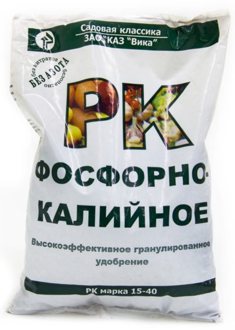 Большой пакет из полиэтилена с фосфорно-калийным удобрением