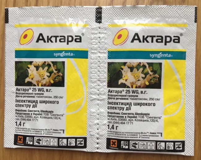 Два пакетика с препаратом Актара для уничтожения тли на плодовых деревьях
