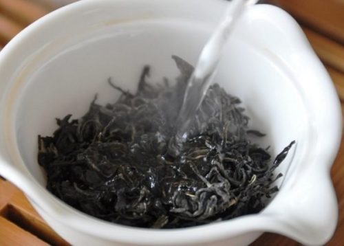 Заваривание чая для корневой подкормки драцены по народному рецепту