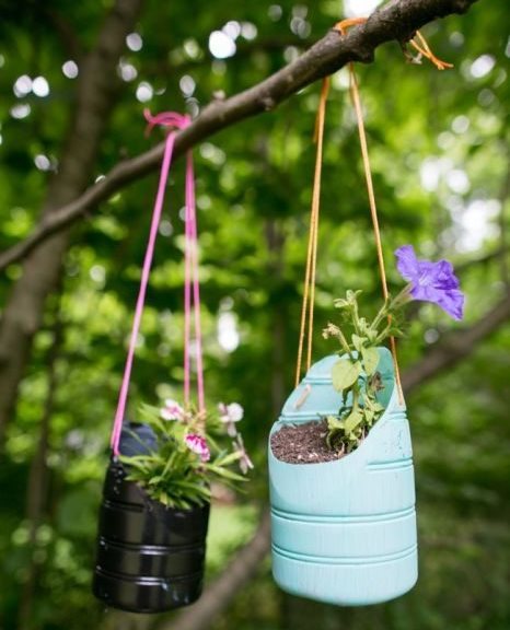 Цветочные горшки из пластиковых бутылок: забавные и практичные идеи для украшения сада