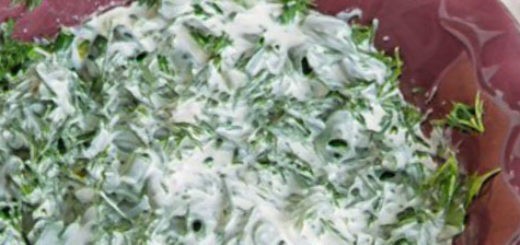 Салат зелёный лук и укроп с большим добавлением сметаны