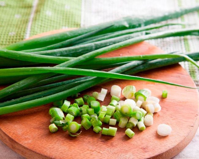 Нарезка зеленого лука для приготовления полезного витаминного салата