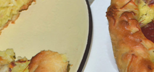 Открытый дрожжевой пирог с начинкой из картошки с колбасой разрезанный на порцию