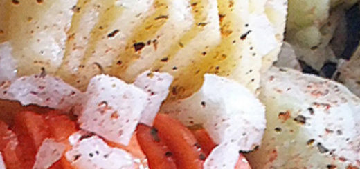 картофеля, запеченного в духовке с капустой кольраби, морковью и луком