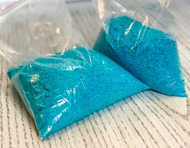 Пакеты с синими кристаллами медного купороса для опрыскивания красной смородины