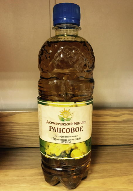 Пластиковая бутылка с нерафинированным рапсовым маслом для садовых нужд