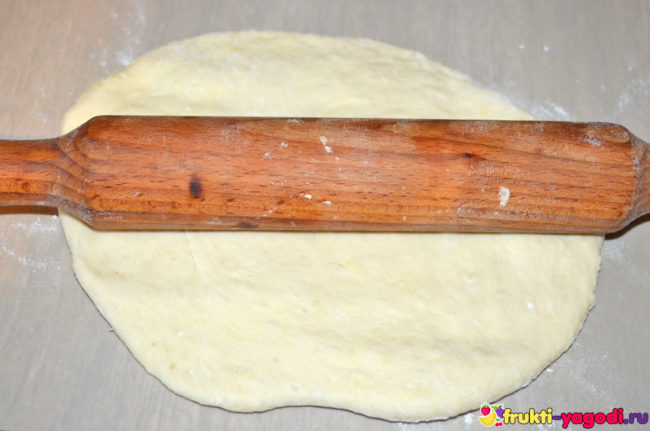 Раскатываем округлый пласт теста для приготовления пирога