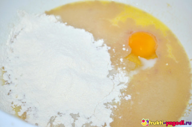 Приготовление основы для дрожжевого пирога вылили яйцо