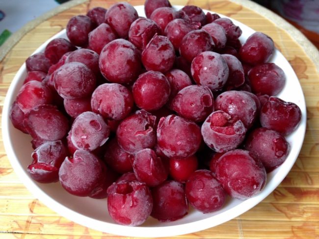 Ягоды вишни после заморозки без косточек в бытовом холодильнике